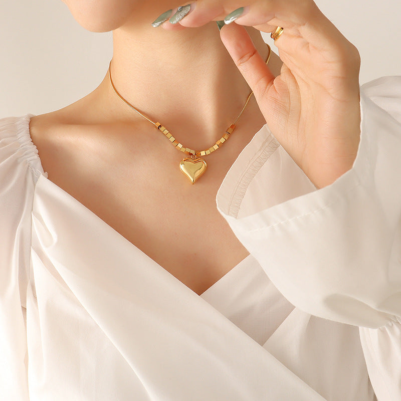 Modern Romance – Gold Heart Pendant Necklace